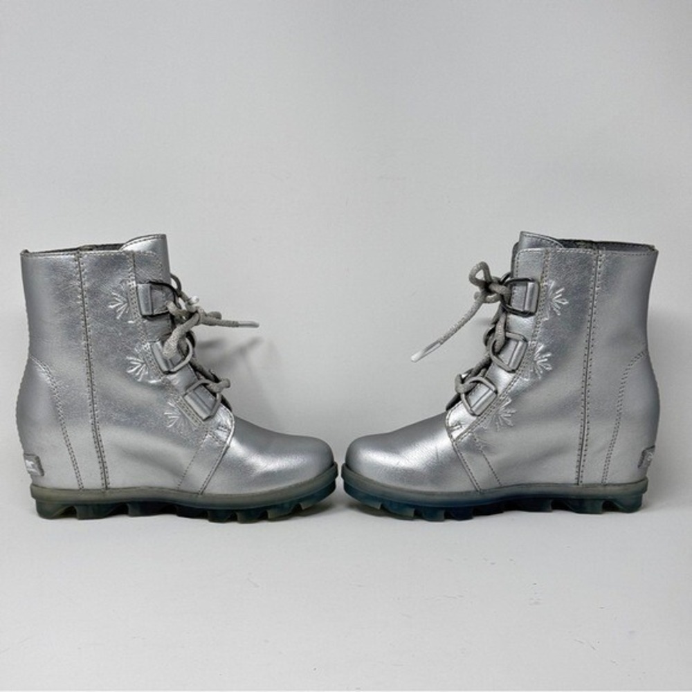 Sorel x Disney Joan of Arctic Wedge Frozen Boots – Silver, Girl's Size 2 - Picture 9 of 14